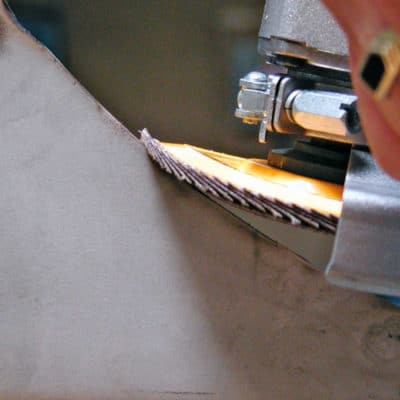 Lamelni brusni disk Eisenblätter TIGER SHARK® ELASTIC, z elastičnim krožnikom, za brušenje aluminija in barvnih kovin, brez mazanja in mašenja.