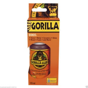 Lepilo Gorilla Glue - 115ml Univerzalno enokomponentno poliuretansko lepilo, ki omogoča vodotesno lepljenje na zunanjih in notranjih površinah. Namenjen uporabi na vseh lesenih površinah oz. kombinacijah z lesom, tudi na globinsko impregniranem lesu.