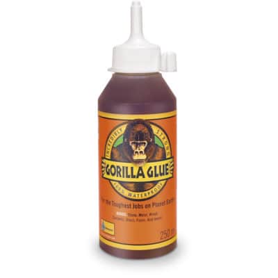 Lepilo Gorilla Glue - 250ml Univerzalno enokomponentno poliuretansko lepilo, ki omogoča vodotesno lepljenje na zunanjih in notranjih površinah. Namenjen uporabi na vseh lesenih površinah oz. kombinacijah z lesom, tudi na globinsko impregniranem lesu.