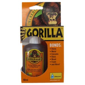 Lepilo Gorilla Glue - 60ml - Univerzalno enokomponentno poliuretansko lepilo, ki omogoča vodotesno lepljenje na zunanjih in notranjih površinah. Namenjen uporabi na vseh lesenih površinah oz. kombinacijah z lesom, tudi na globinsko impregniranem lesu. Možno ga je uporabljati tudi na betonu, ometih, kamnu in ostalih mineralnih podlagah.