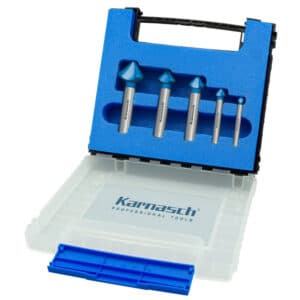 5-delni set grezil Karnasch HSS-XE + BLUE-TEC – 82° (1/4" - 1") VSEBINA: 5 stožčastih grezil DIN 335, Oblika C – 82°, s 3-ploskovnim vpetjem, št.: 201745, v premerih: 1/4 – 3/8 – 5/8 – 3/4 – 1" LASTNOSTI: Grezila izdelana iz visoko legiranega specialnega HSS-XE jekla, za daljšo življenjsko dobo – v primerjavi z HSS jeklom, z BLUE-TEC prevleko za dodatno podaljšanje življenjske dobe, tudi pri uporabi z malo ali brez hlajenja. Utori rezila visoko kakovostnih grezil Karnasch, so brušeni s CBN orodji, kar zagotavlja izvrsten odmet materiala, grezenje brez vibracij, obdelovano površino brez žlebov in izvrstno centriranje.