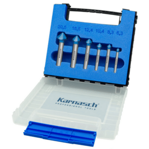 6-delni set grezil KARNASCH – ASP + BLUE-TEC 90° (6,3 – 20,5mm) VSEBINA: 5 stožčastih grezil DIN 335, Oblika C – 90°, s 3-ploskovnim vpetjem, št.: 201750, v premerih: 6,3 - 8,3 – 10,4 – 12,4 - 16,5 – 20,5mm Grezila Karnasch ASP + BLUE-TEC, izdelana iz ASP hitroreznega prašnega jekla z BLUE-TEC prevleko, s tremi rezili, 90° konusom in triploskovnim vpetjem. Utori rezila visoko kakovostnih grezil Karnasch, so brušeni s CBN orodji, kar zagotavlja izvrsten odmet materiala, grezenje brez vibracij, obdelovano površino brez žlebov in izvrstno  centriranje.