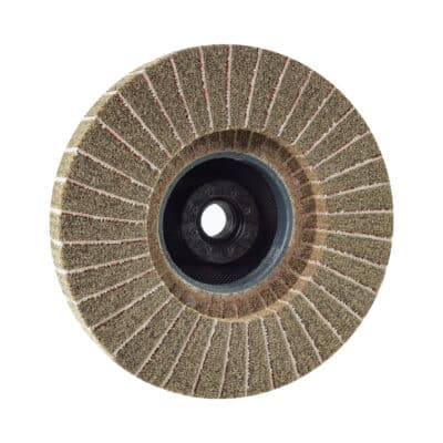 Brusni disk MAGNUM Top Mix Strong Keramik - kombiniran disk s keramičnim zrnom (K80) in visokokomprimiranim brusnim flisom (K60), za hiter odjem in čist končni izgled obdelovancev. Opremljen z M14 navojem za lažjo in hitrejšo menjavo.