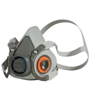 Polobrazna maska 3M 6100 je lahka in udobna zaščitna maska, ki se dobro prilega obrazu in v kombinaciji s širokim naborom filtrov in predfiltrov nudi najvišjo zaščito v vseh industrijskih in kemijskih panogah, gradbeništvu, kovinarstvu itn. Za čiščenje maske se priporoča uporaba čistilnih robčkov 3M 105. Menjava filtrov je zahvaljujoč bajonetnemu sistemu pritrditve hitra in enostavna.