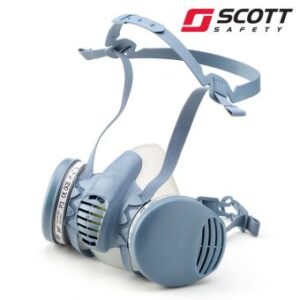 Lahka, udobna in na udarce odporna polobrazna maska z izdihovalnim ventilom in dvema režama za pritrditev fltrov. Maska ne vsebuje silikona in je primerna za alergike. Čiščenje maske in menjava filtrov sta hitra in enostavna.