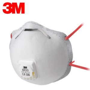 Respirator 3M 8833 FFP3 z izdihovalnim ventilom (3M Cool-Flow) – ki hitro odvaja topel in vlažen zrak iz maske in oblazinjenim upogljivim nosnim lokom. Ščiti pred finim prahom in hlapi.